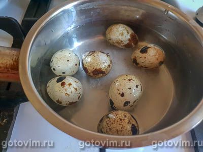 Салат из авокадо с помидорами, перепелиными яйцами с йогуртовой заправкой Салат из авокадо с помидорами, перепелиными яйцами с йогуртовой заправкой