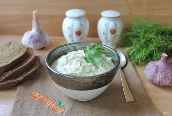 Творожный соус с чесноком и зеленью Творожный соус с чесноком и зеленью