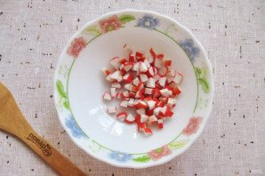 Салат "Лаура" с крабовыми палочками и яблоком