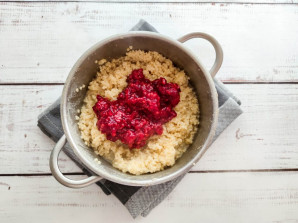 Пшенная каша с малиной