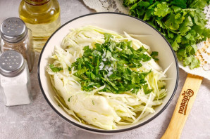 Салат с капустой и кинзой