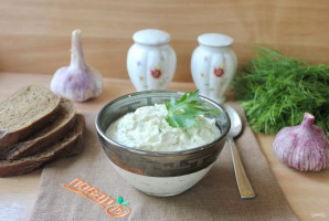 Творожный соус с чесноком и зеленью Творожный соус с чесноком и зеленью