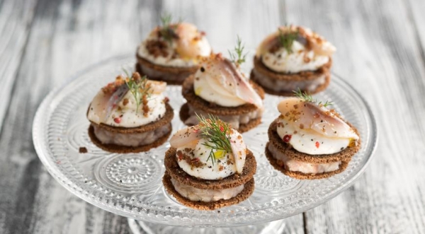 Закусочные шарлотки из бородинского хлеба, сельди и сметанного крема, пошаговый рецепт с фото