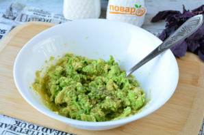 Брускетты с рыбой и авокадо