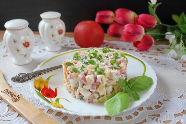 Салат с жареным яйцом и курицей Салат с жареным яйцом и курицей