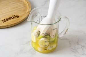 Смузи из банана, киви и апельсина Смузи из банана, киви и апельсина