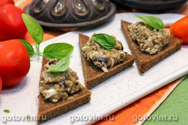 Икра из жареных баклажанов с вареным яйцом