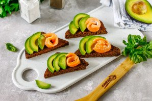 Брускетты с авокадо и семгой Брускетты с авокадо и семгой