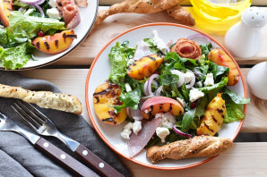 Салат с персиками Салат с персиками