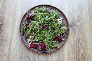 Салат с сыром с плесенью и грушей Салат с сыром с плесенью и грушей