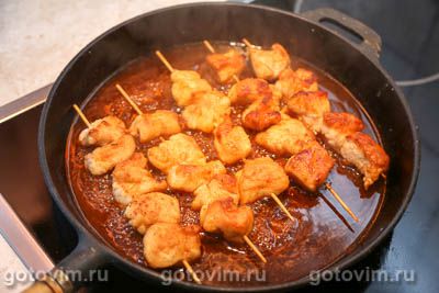 Куриные шашлычки на шпажках, жаренные в соевом соусе с паприкой Куриные шашлычки на шпажках, жаренные в соевом соусе с паприкой
