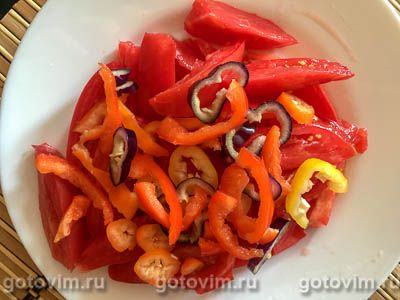 Салат из помидоров со сладким перцем, брынзой и уксусной заправкой Салат из помидоров со сладким перцем, брынзой и уксусной заправкой