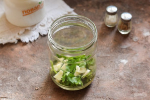 Малосольные огурцы с кинзой и чесноком Малосольные огурцы с кинзой и чесноком