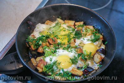 Яичница глазунья с баклажанами Яичница глазунья с баклажанами