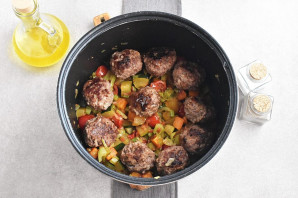 Тефтели с овощами в мультиварке Тефтели с овощами в мультиварке