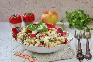 Салат "Лаура" с крабовыми палочками и яблоком