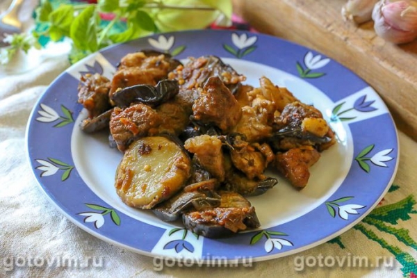 Рагу из свинины с жареными баклажанами и картофелем в соевом соусе