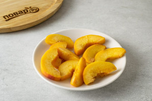 Салат из баклажанов, феты и персиков Салат из баклажанов, феты и персиков