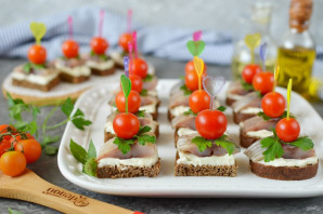 Канапе с сельдью Канапе с сельдью