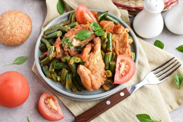 Тушеная фасоль с курицей Тушеная фасоль с курицей