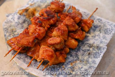 Куриные шашлычки на шпажках, жаренные в соевом соусе с паприкой Куриные шашлычки на шпажках, жаренные в соевом соусе с паприкой