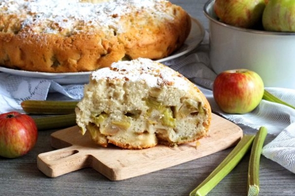 Пирог с ревенем и яблоками в мультиварке Пирог с ревенем и яблоками в мультиварке