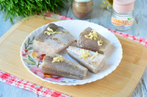 Рыба запеченная с чесноком в духовке Рыба запеченная с чесноком в духовке