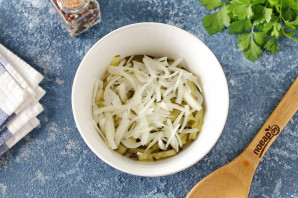 Салат с селедкой и маринованными огурцами Салат с селедкой и маринованными огурцами