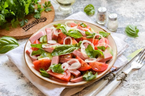 Салат с ветчиной, помидорами и базиликом Салат с ветчиной, помидорами и базиликом