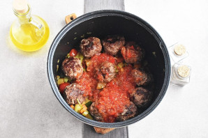 Тефтели с овощами в мультиварке Тефтели с овощами в мультиварке