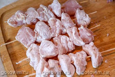 Куриные шашлычки на шпажках, жаренные в соевом соусе с паприкой Куриные шашлычки на шпажках, жаренные в соевом соусе с паприкой