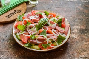 Салат с ветчиной, помидорами и базиликом Салат с ветчиной, помидорами и базиликом