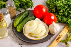 Салат с малосольными огурцами и помидорами Салат с малосольными огурцами и помидорами