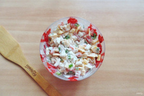 Салат с жареным яйцом и курицей Салат с жареным яйцом и курицей