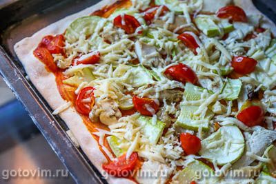 Пицца из готового теста с курицей и кабачками Пицца из готового теста с курицей и кабачками