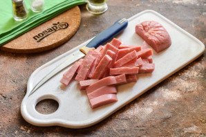 Салат с ветчиной, помидорами и базиликом Салат с ветчиной, помидорами и базиликом