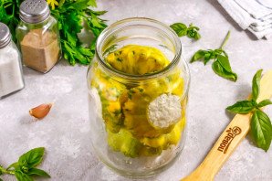 Маринованные патиссоны с сыром фета