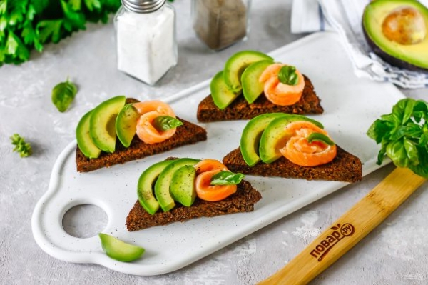 Брускетты с авокадо и семгой Брускетты с авокадо и семгой