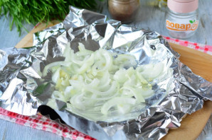 Рыба запеченная с чесноком в духовке Рыба запеченная с чесноком в духовке