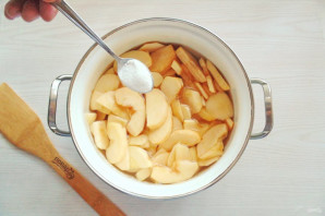 Карамельное варенье из яблок Карамельное варенье из яблок