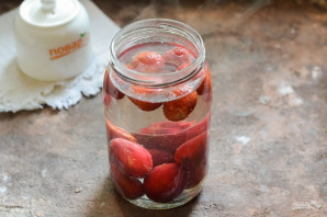 Компот из клубники и сливы на зиму Компот из клубники и сливы на зиму