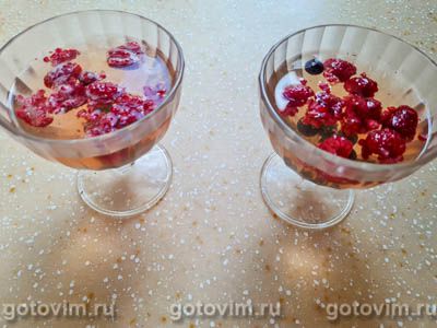 Желе из шампанского и ягод