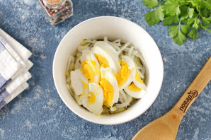 Салат с селедкой и маринованными огурцами Салат с селедкой и маринованными огурцами