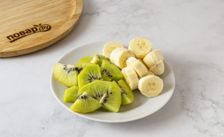 Смузи из банана, киви и апельсина Смузи из банана, киви и апельсина