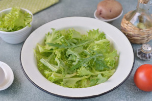 Салат с анчоусами и рукколой Салат с анчоусами и рукколой