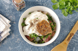 Салат с селедкой и маринованными огурцами Салат с селедкой и маринованными огурцами