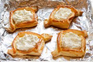 Слойки с творогом и персиками