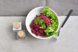 Салат со свежей свеклой Салат со свежей свеклой