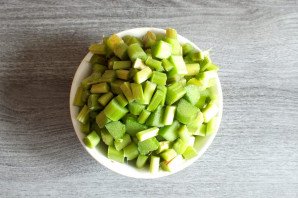 Пирог с ревенем и яблоками в мультиварке Пирог с ревенем и яблоками в мультиварке