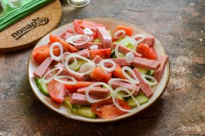 Салат с ветчиной, помидорами и базиликом Салат с ветчиной, помидорами и базиликом